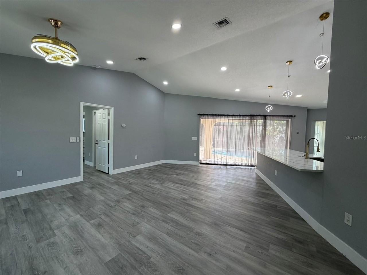 323 Aurora St - Photo 3 of 36