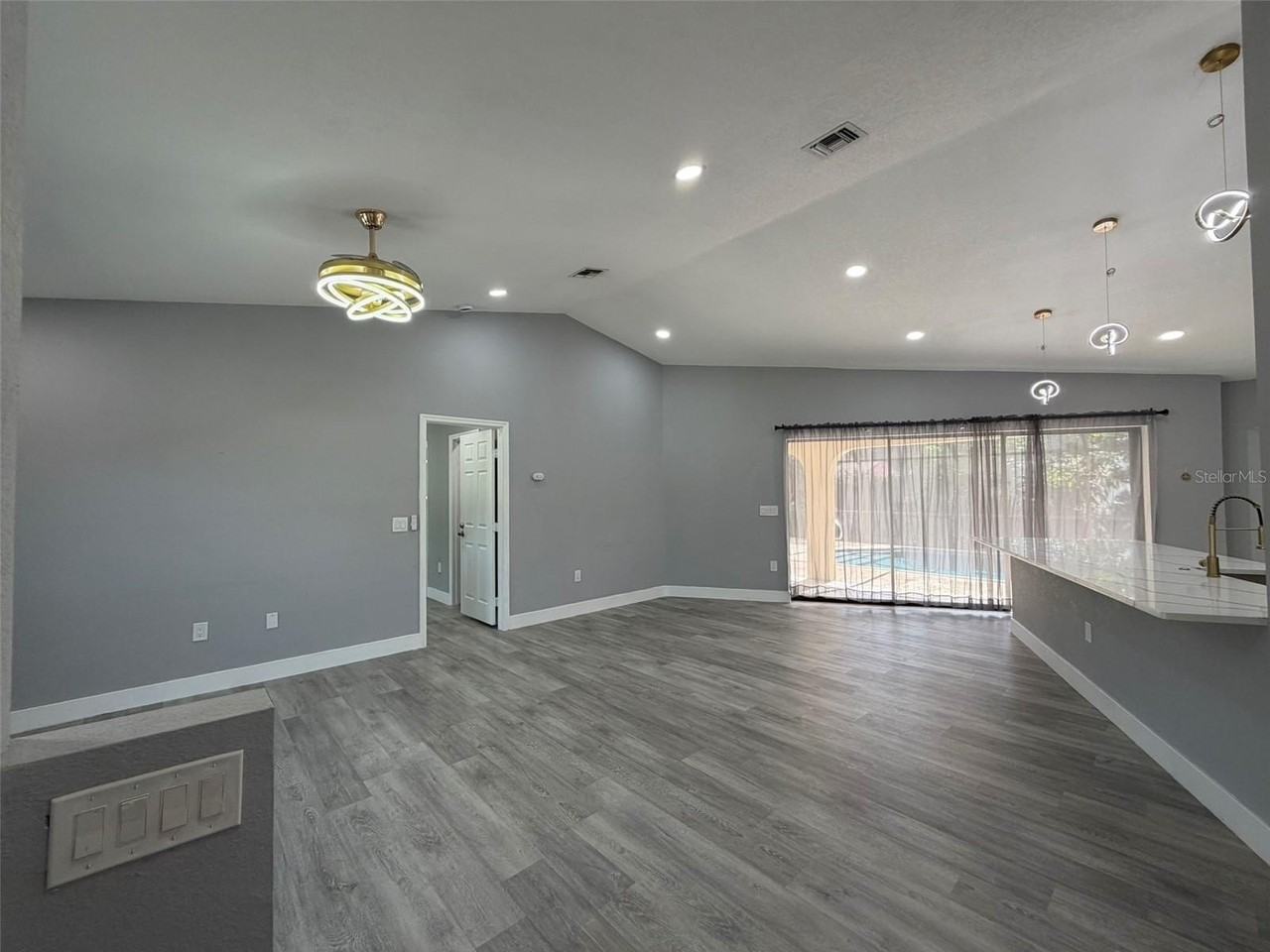 323 Aurora St - Photo 4 of 36
