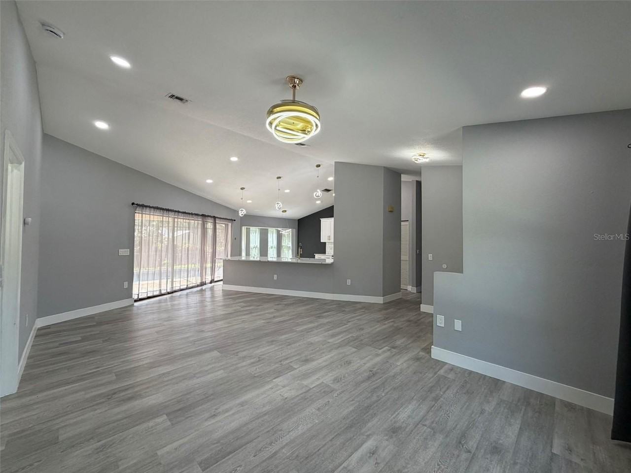 323 Aurora St - Photo 5 of 36