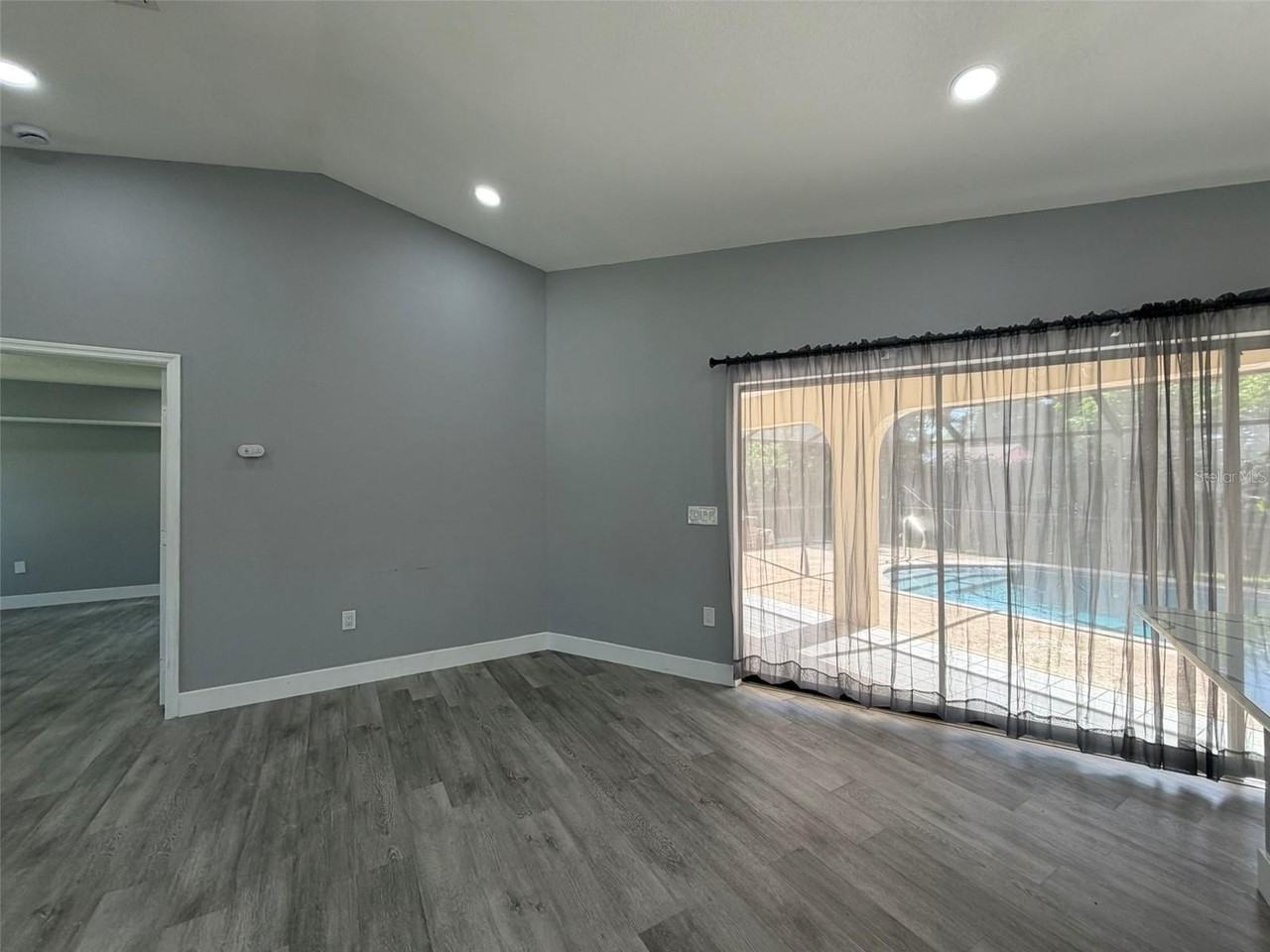 323 Aurora St - Photo 6 of 36