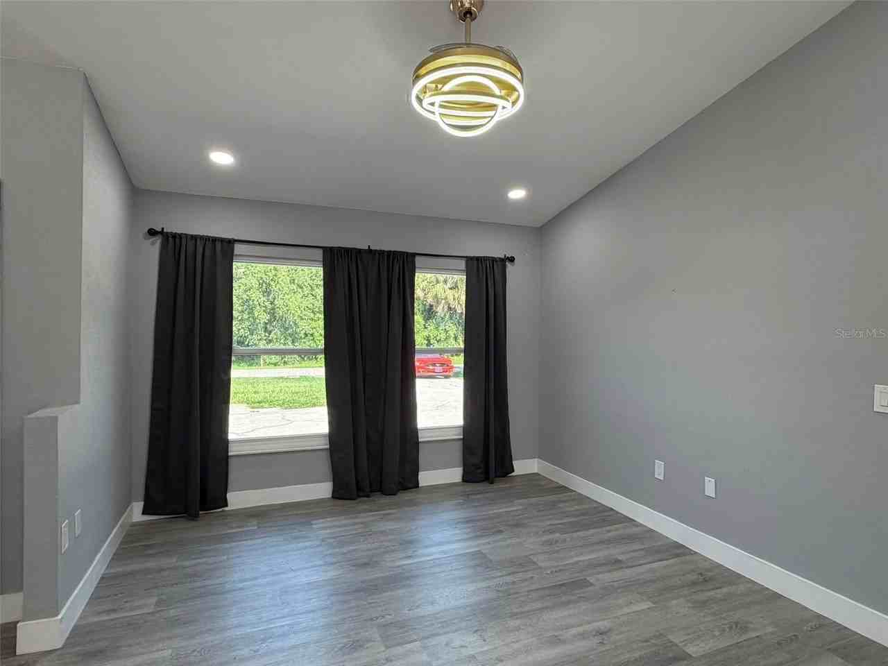 323 Aurora St - Photo 7 of 36