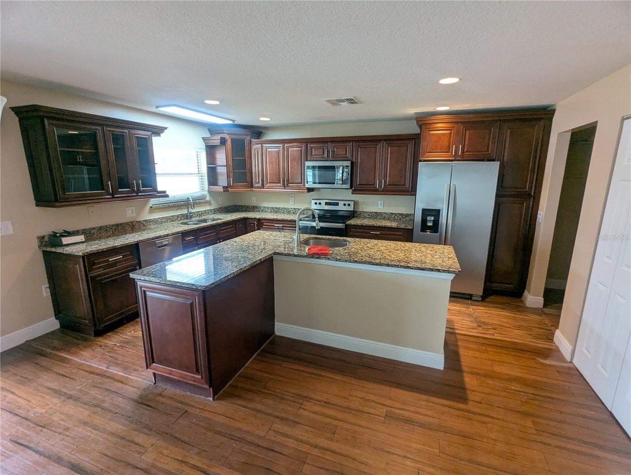1628 Strathmore Cir - Photo 5 of 37