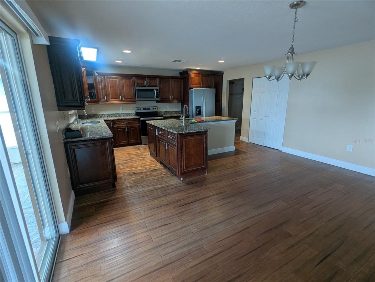 1628 Strathmore Cir - Photo 6 of 37