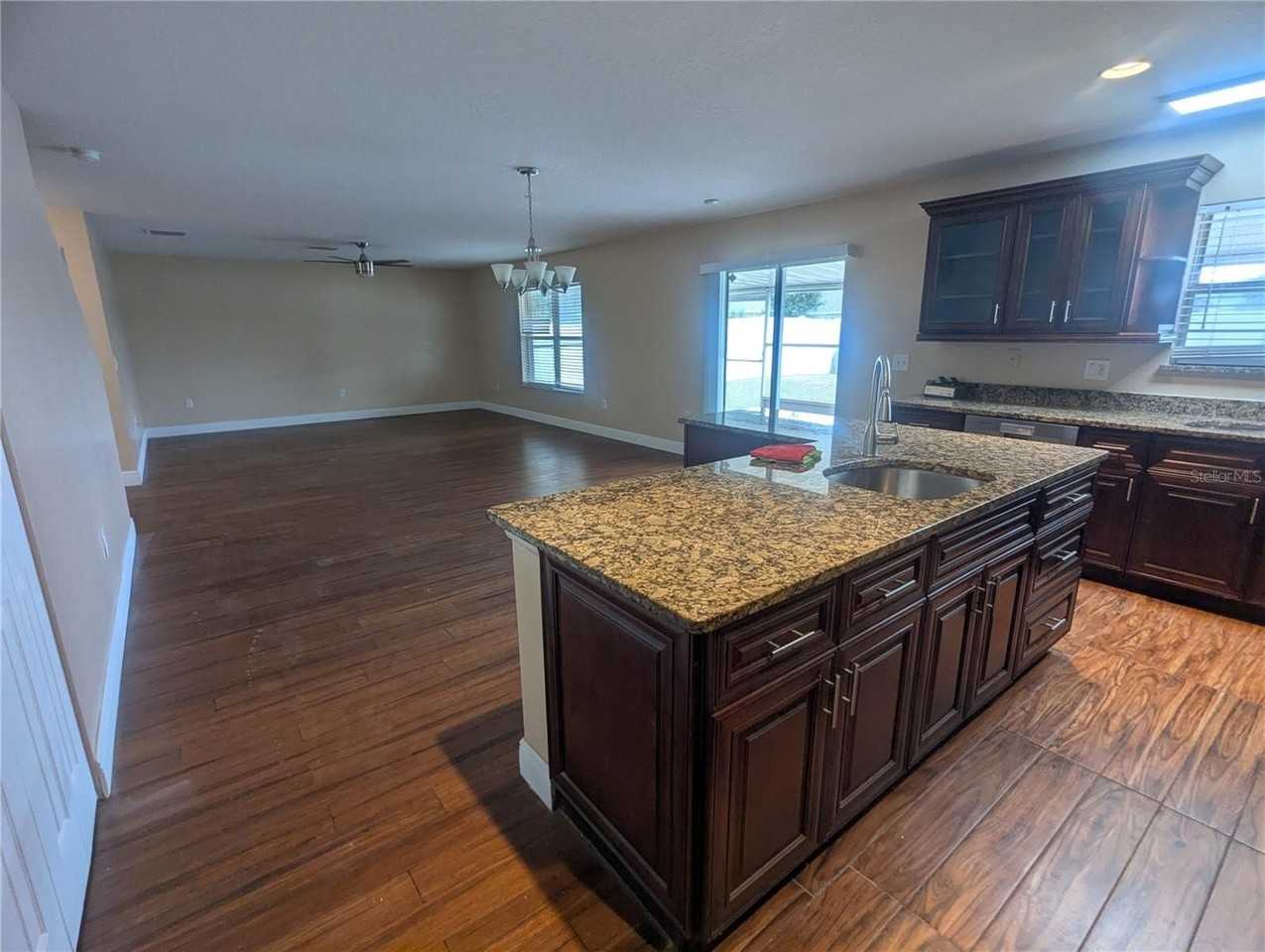 1628 Strathmore Cir - Photo 7 of 37