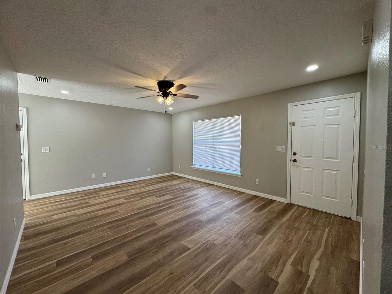 1151 W Minneola Ave - Photo 3 of 15