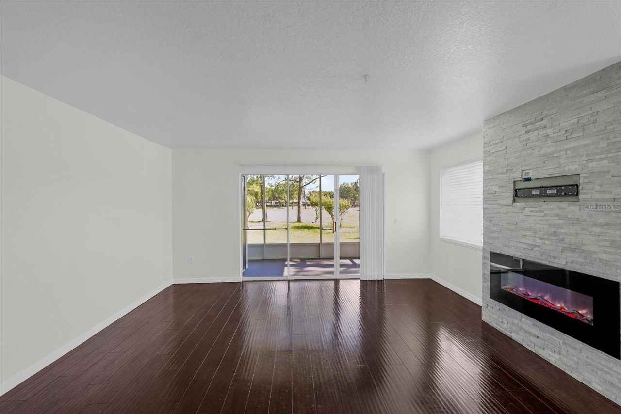 13953 Fairway Island Dr #618 - Photo 4 of 32