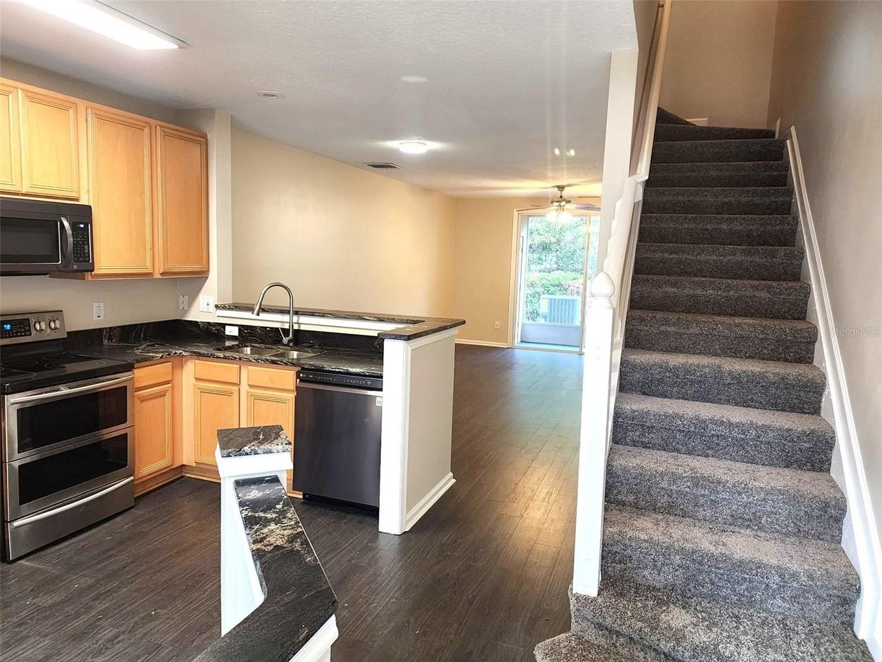 902 Vineland Pl - Photo 2 of 20