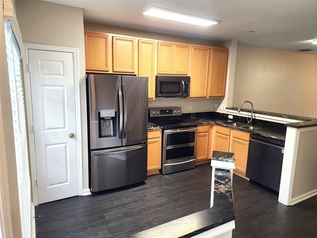 902 Vineland Pl - Photo 3 of 20