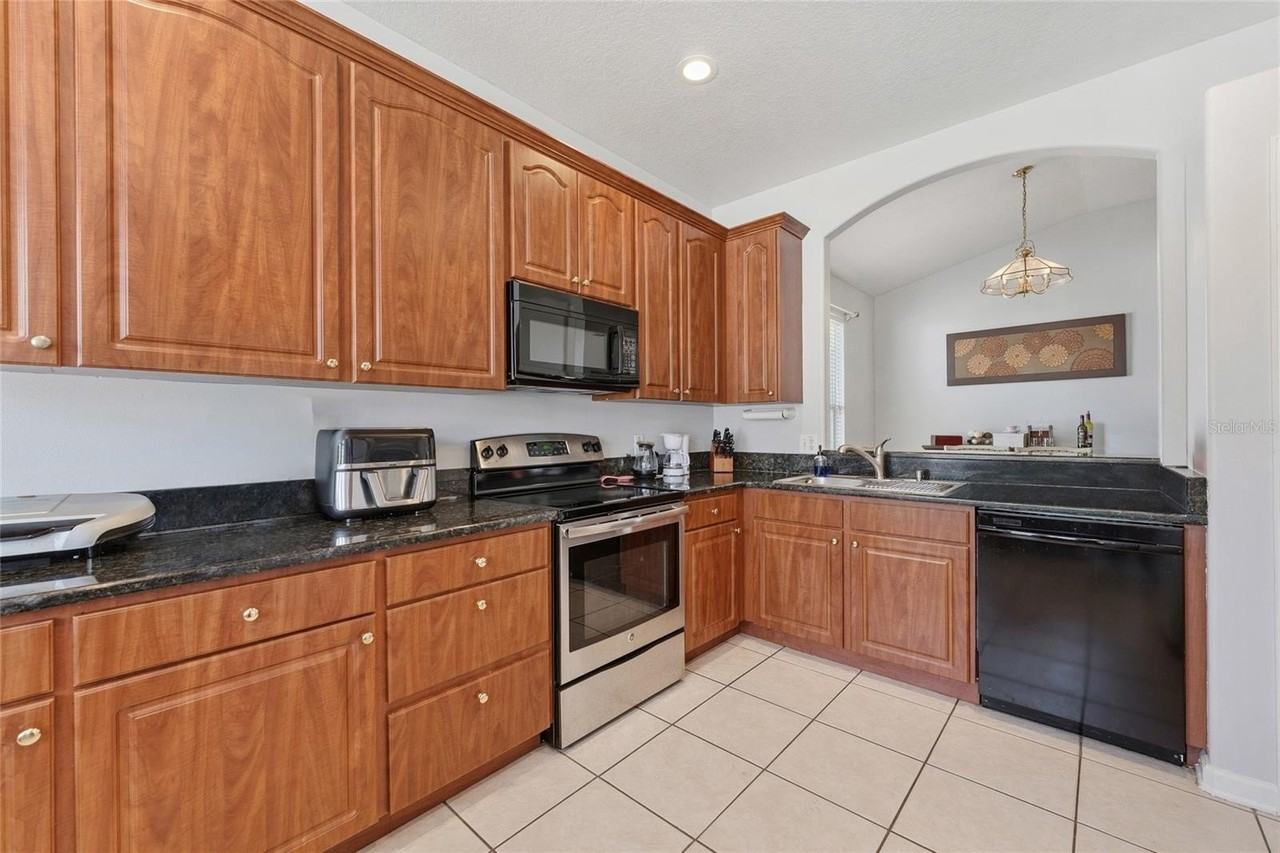 3180 Stonehurst Cir - Photo 4 of 22