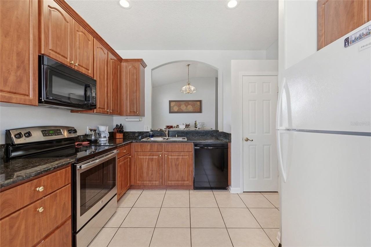 3180 Stonehurst Cir - Photo 5 of 22