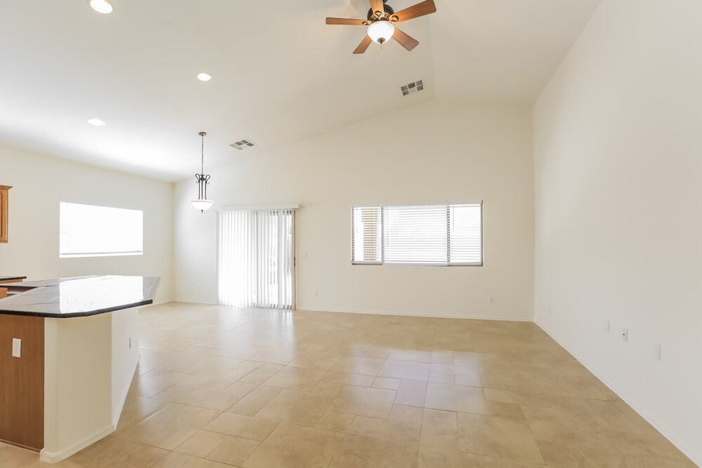 9127 W Elwood St - Photo 4 of 16