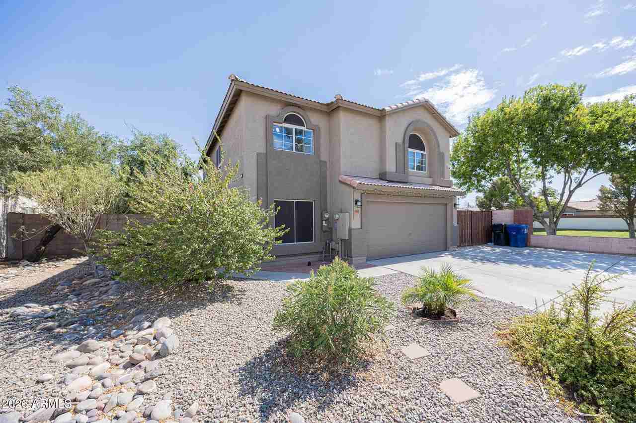 11595 W Holly St - Photo 3 of 35