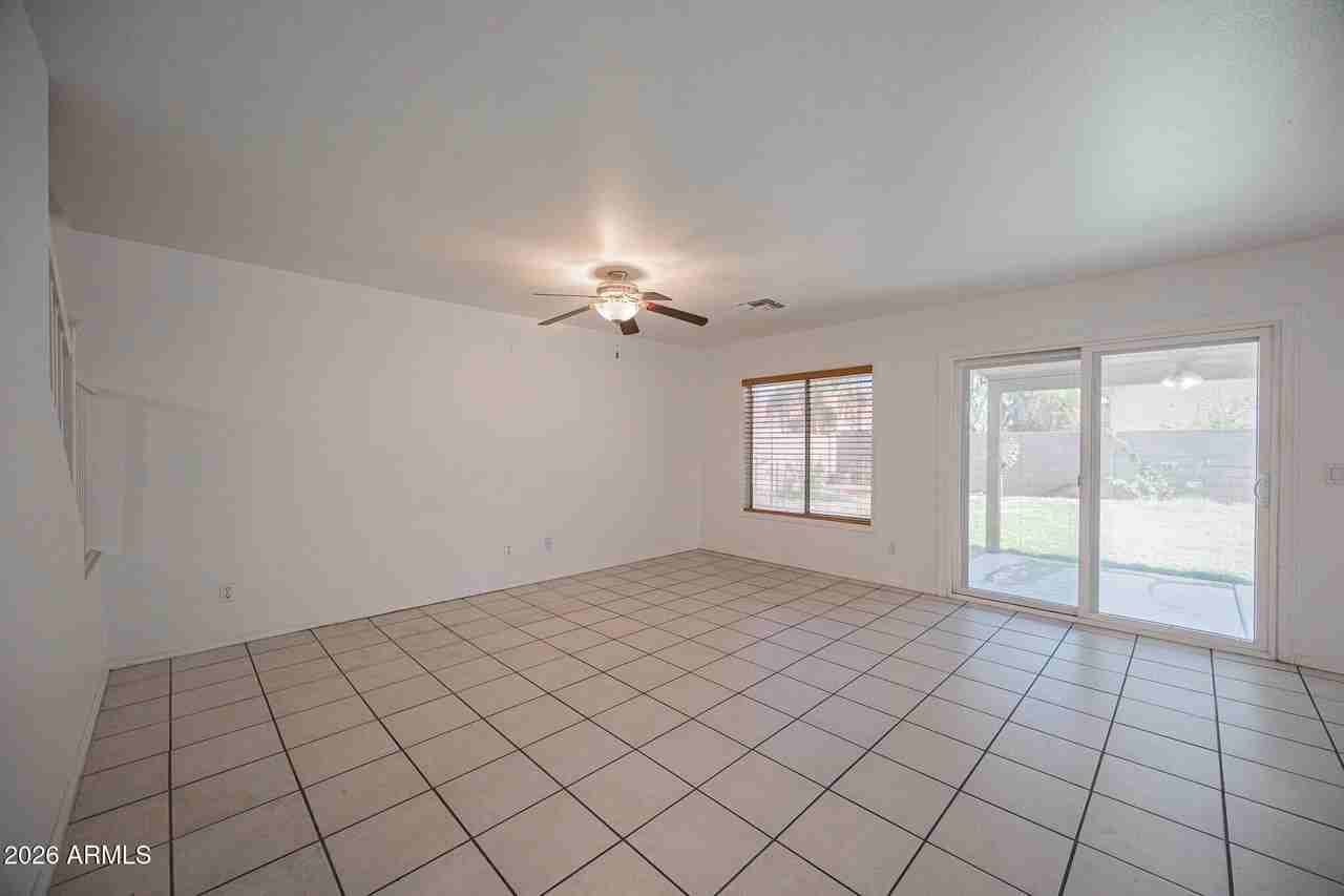11595 W Holly St - Photo 4 of 35