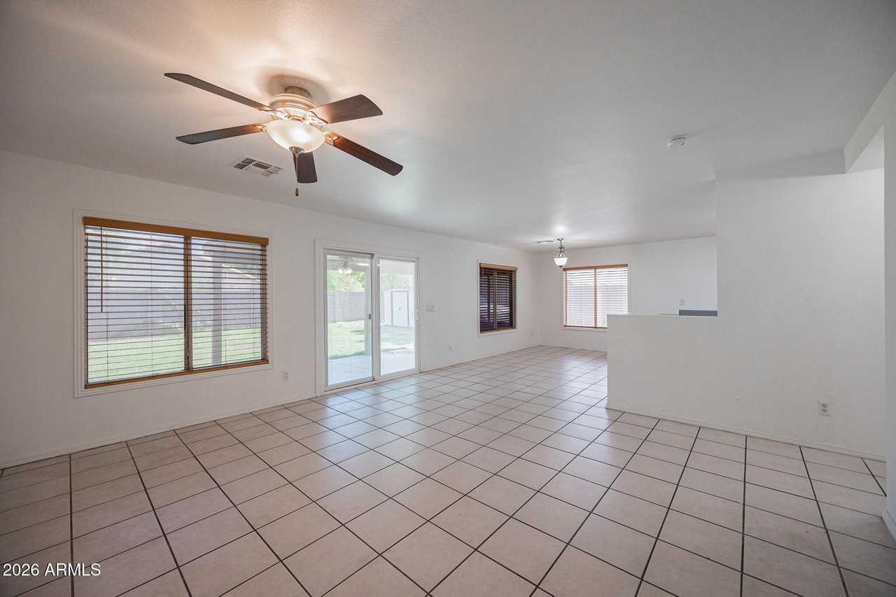11595 W Holly St - Photo 7 of 35