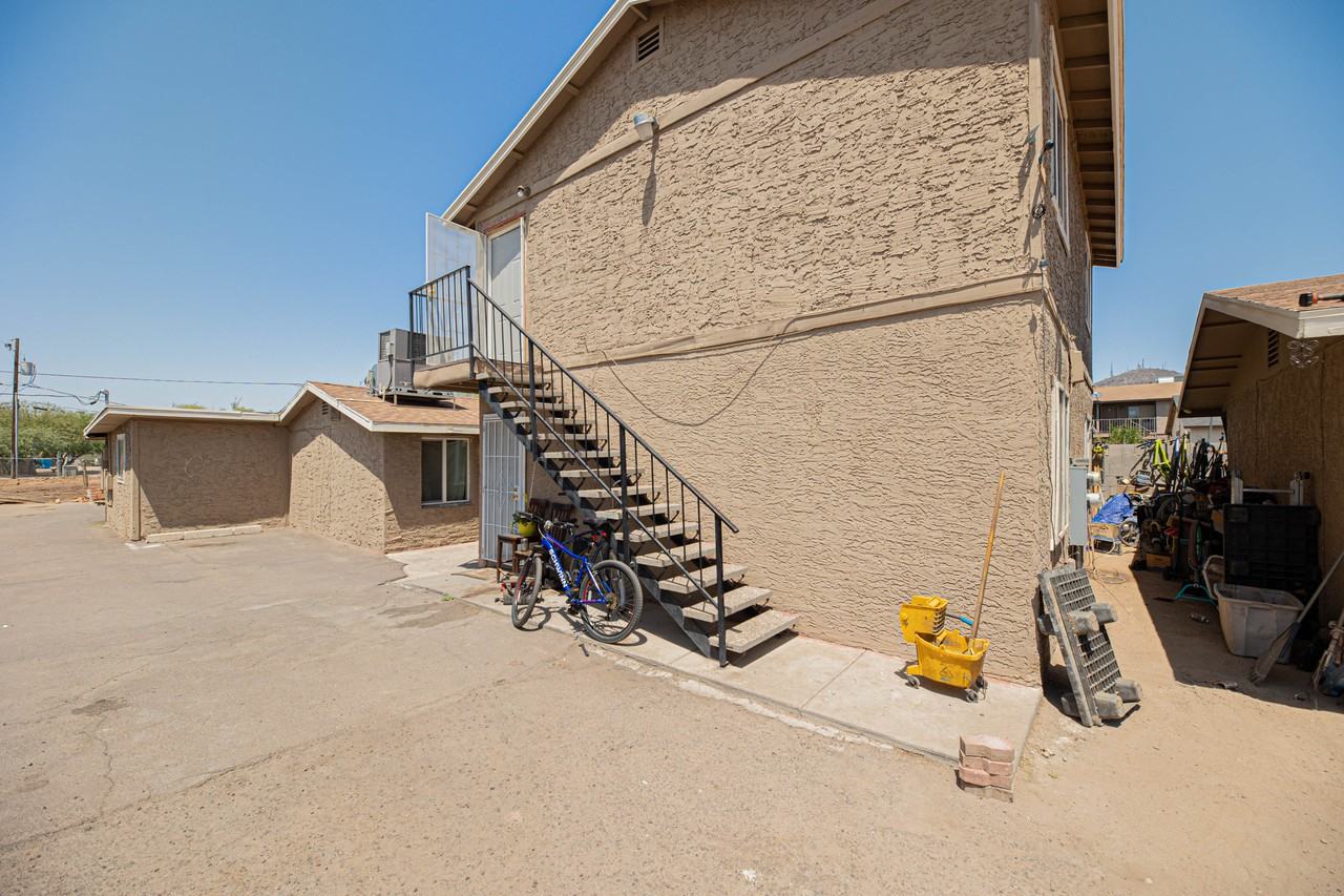 9606 N 11Th Ave - Photo 2 of 15