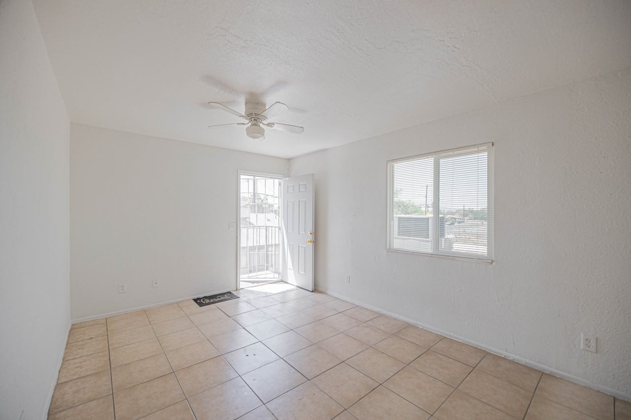 9606 N 11Th Ave - Photo 4 of 15