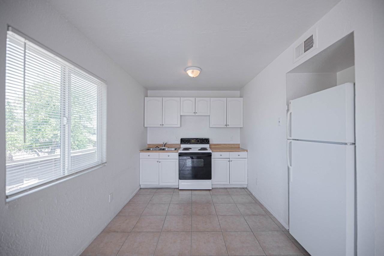 9606 N 11Th Ave - Photo 5 of 15
