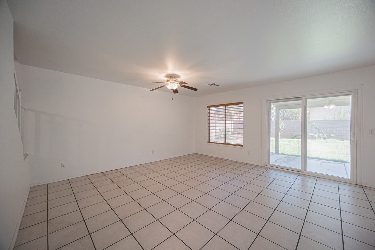 11595 W Holly St - Photo 4 of 35
