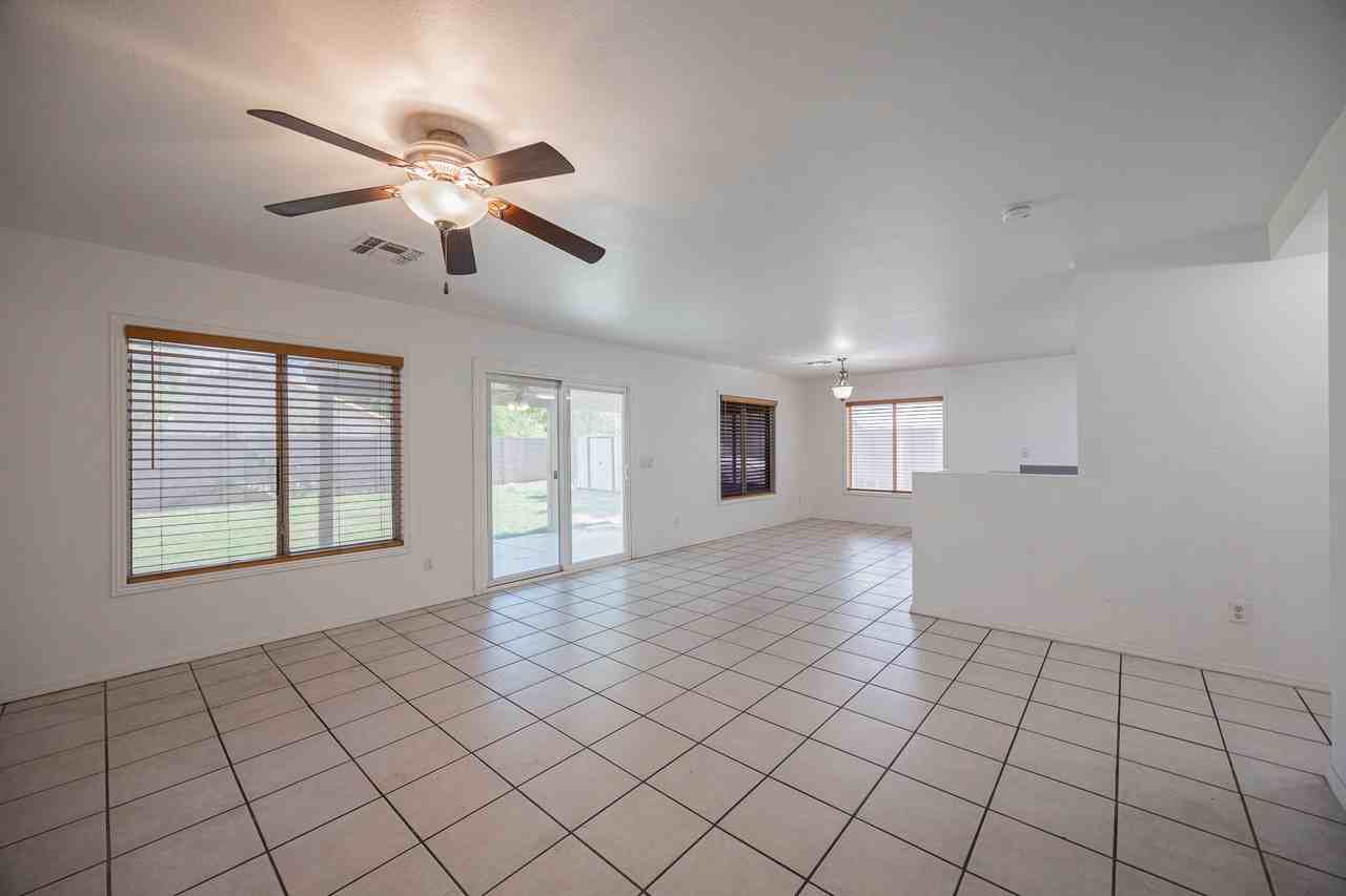 11595 W Holly St - Photo 7 of 35
