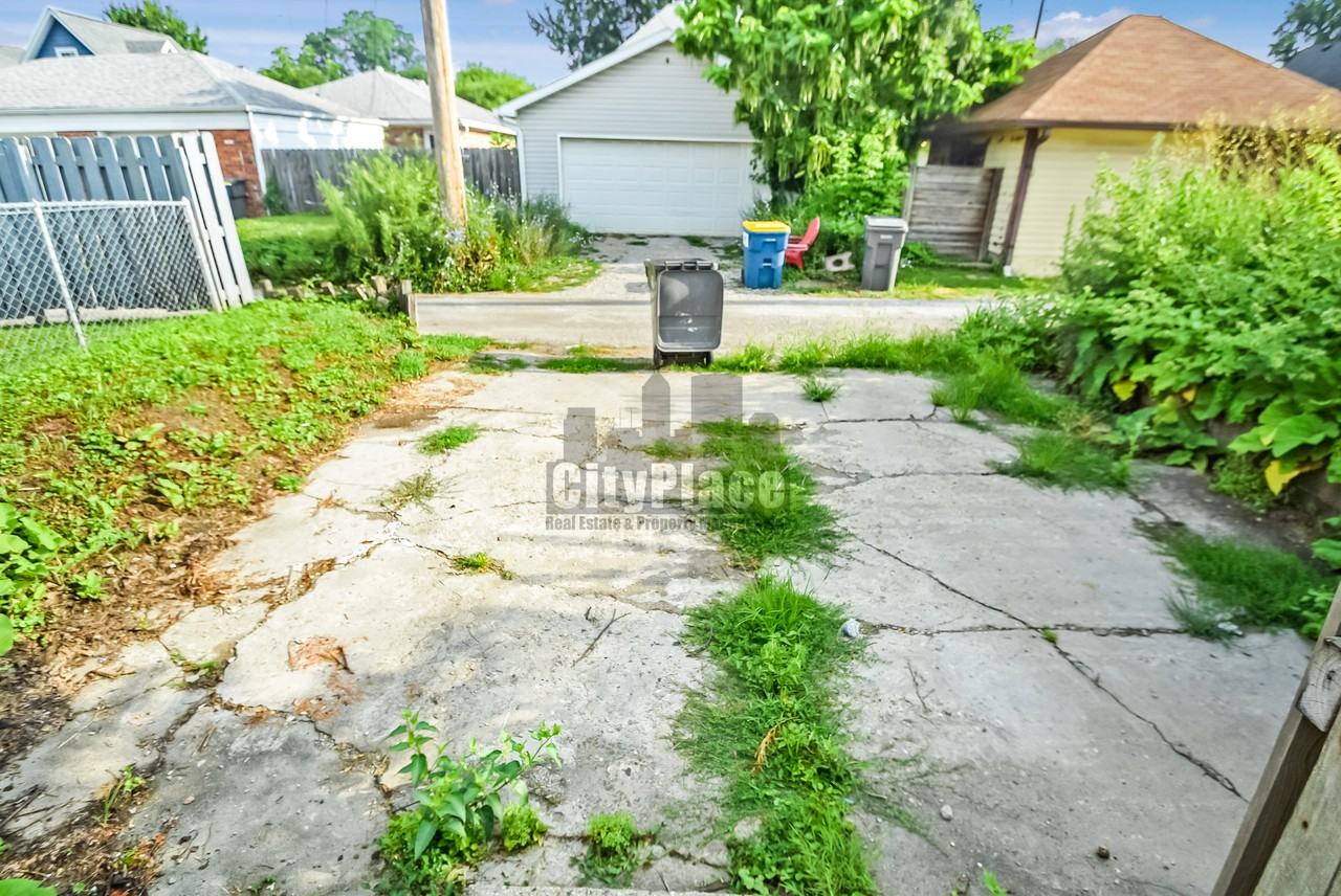 1548 Lexington Ave - Photo 6 of 32