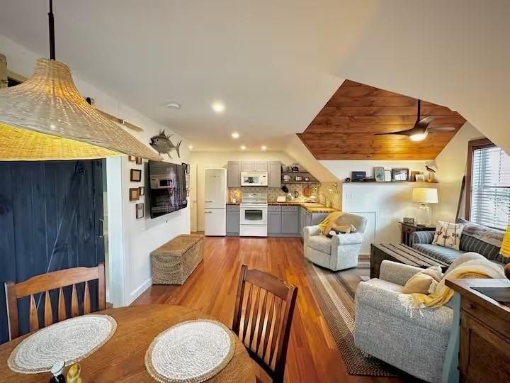 316 Succotash Rd - Photo 3 of 20
