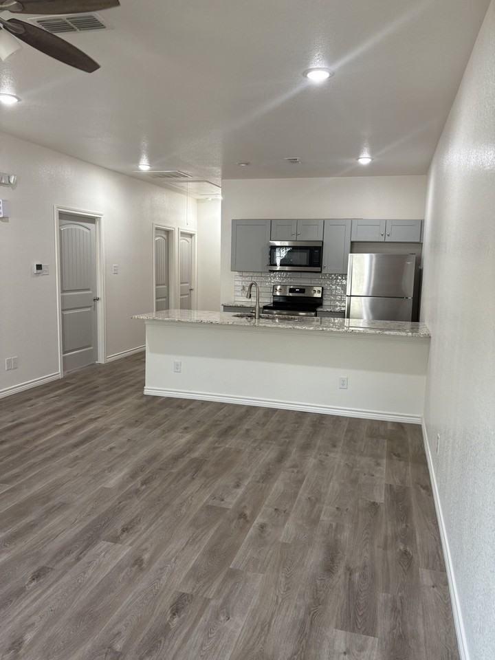 111 E Hamilton St - Photo 7 of 30