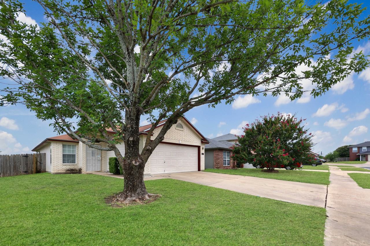 1404 Fox Creek Dr - Photo 2 of 20