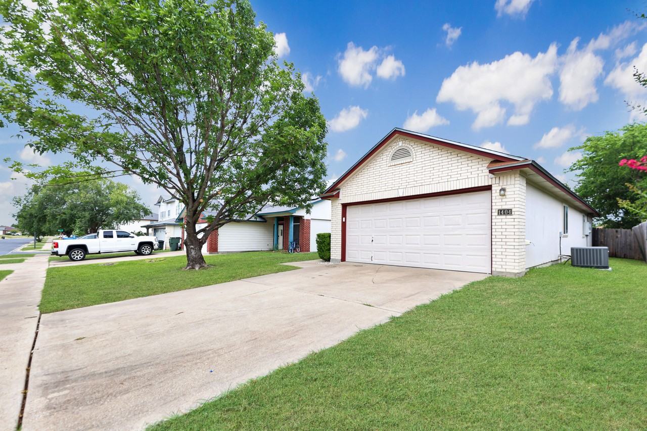 1404 Fox Creek Dr - Photo 3 of 20
