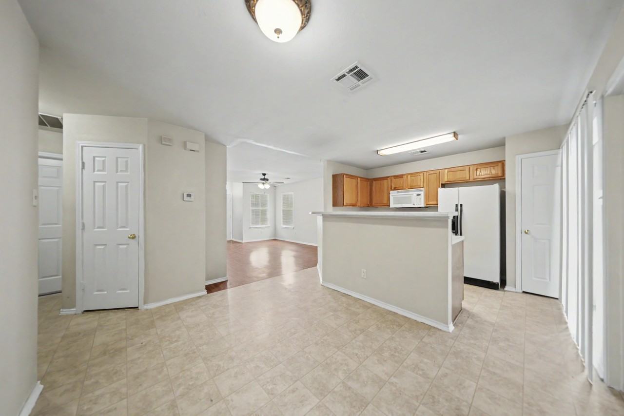 1404 Fox Creek Dr - Photo 5 of 20