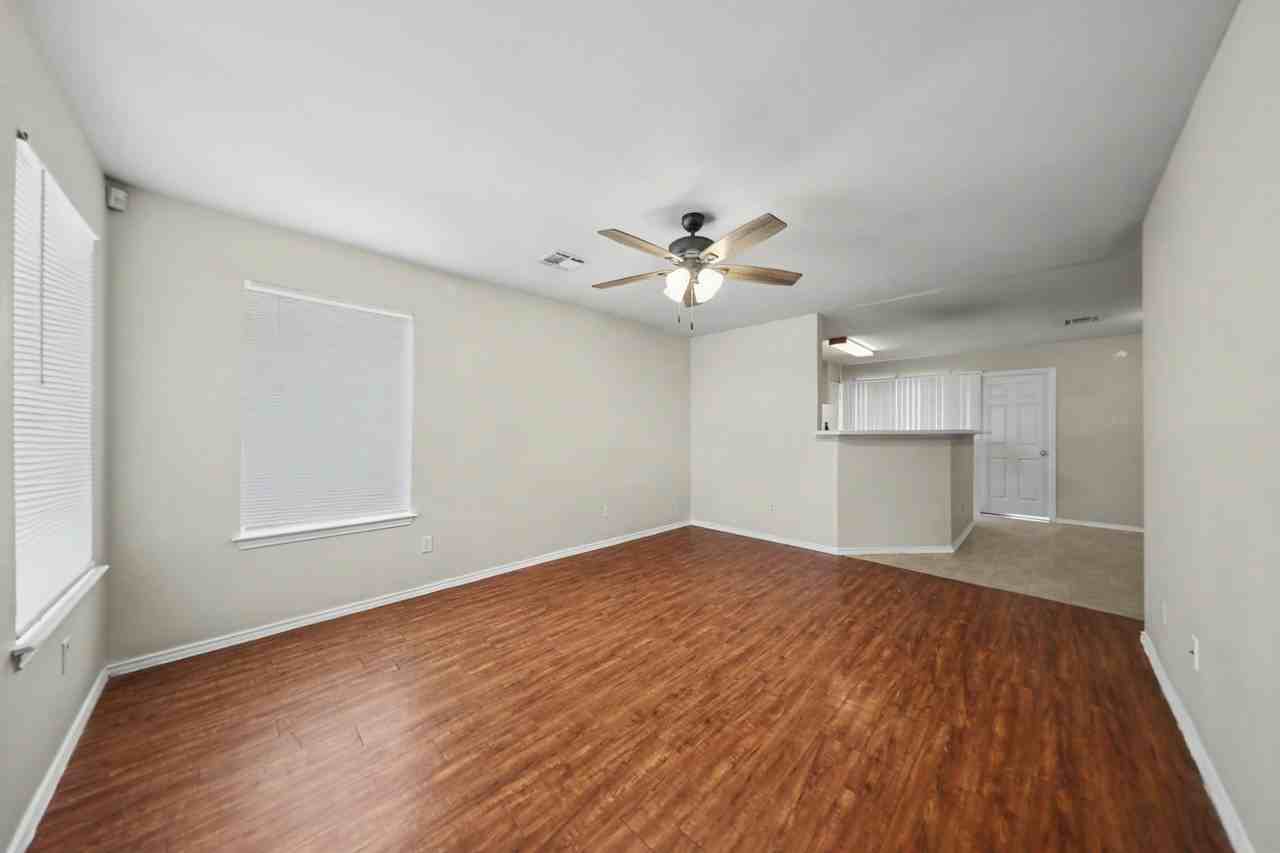 1404 Fox Creek Dr - Photo 7 of 20