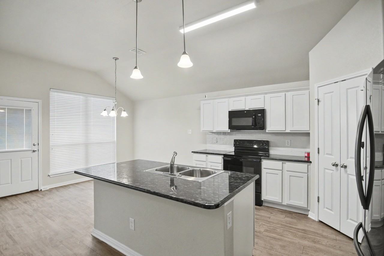 1250 Lakeway Crossing Dr - Photo 4 of 21