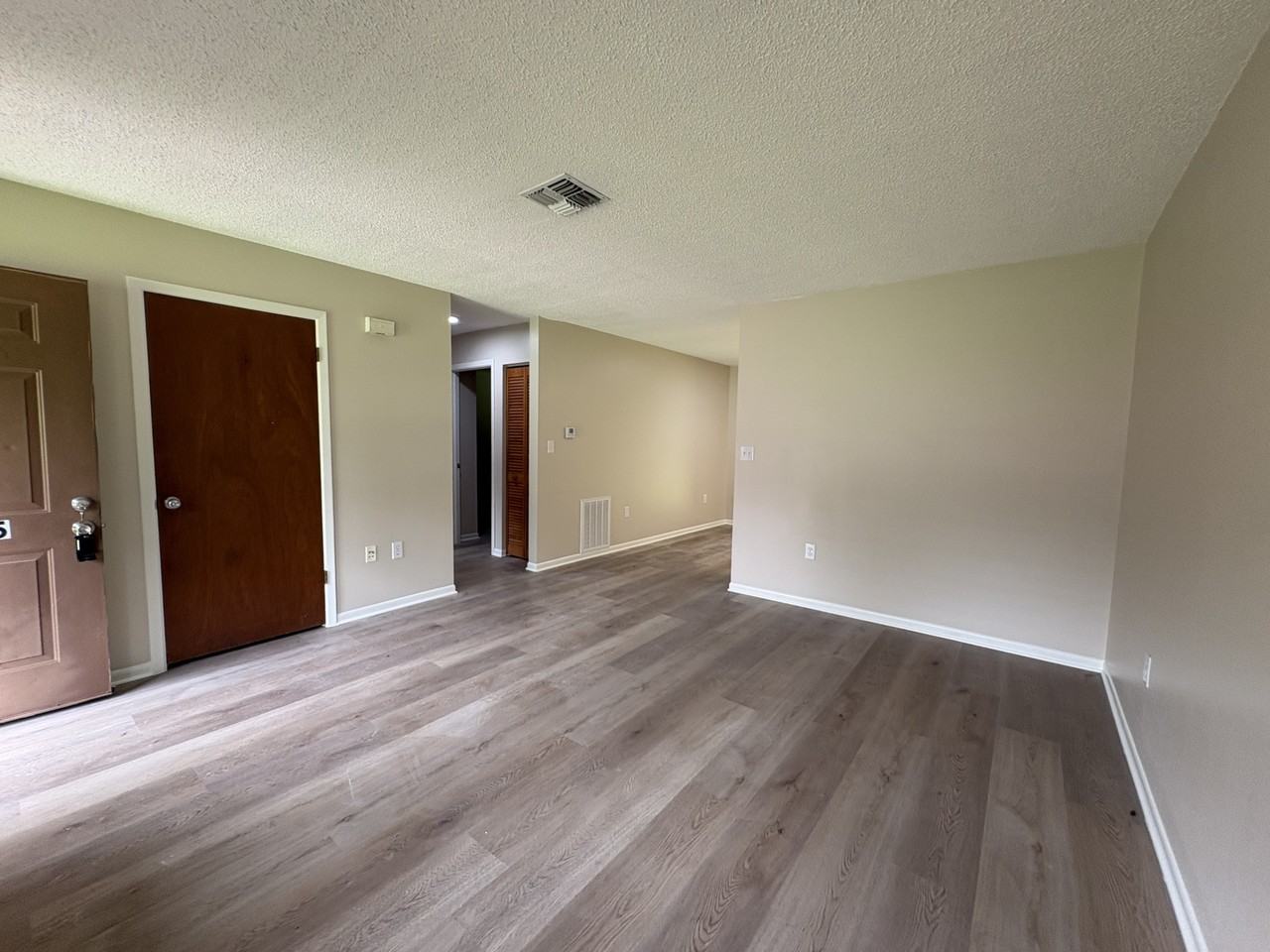 20015 Suncrest Dr - Photo 3 of 12