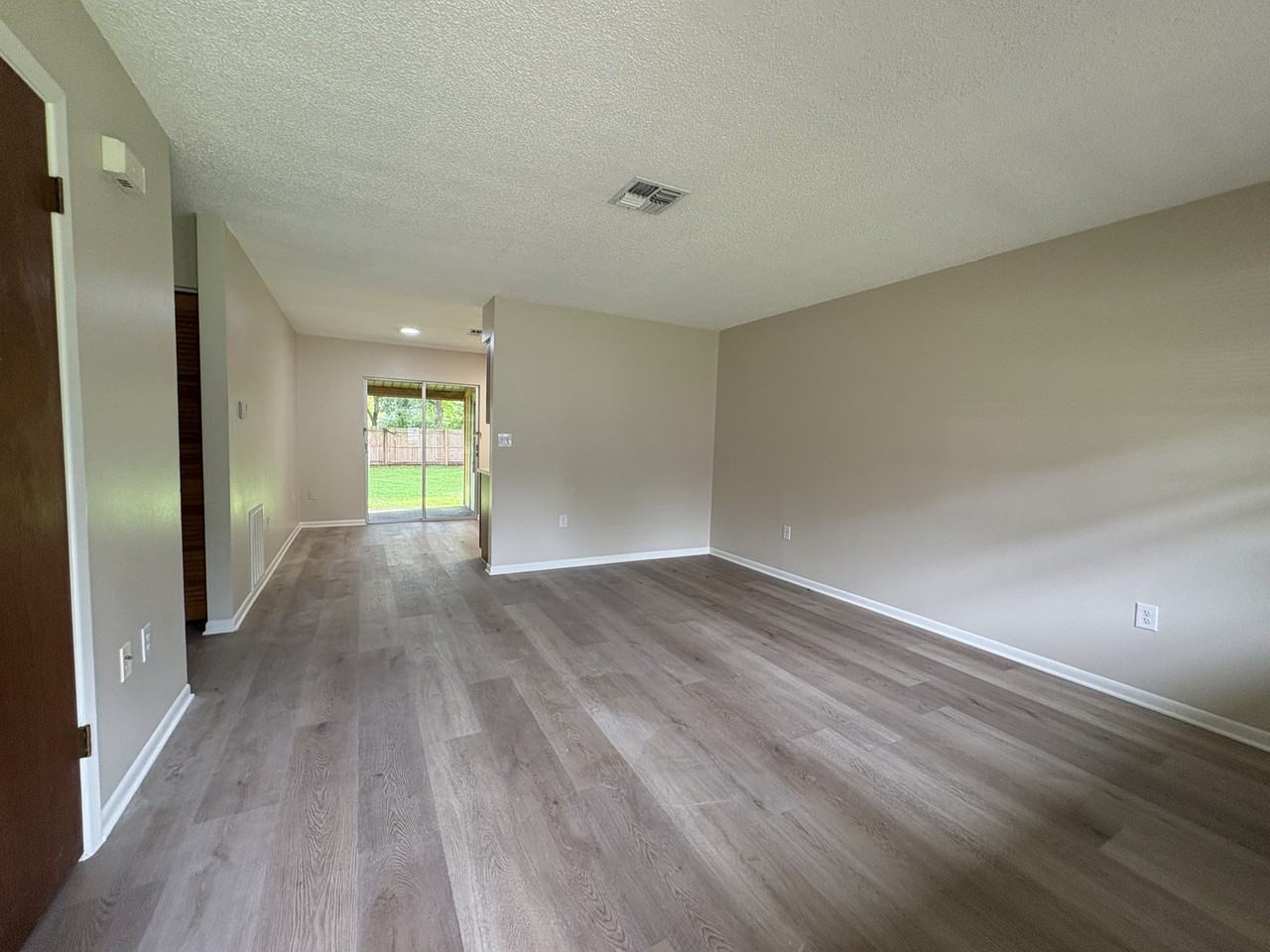 20015 Suncrest Dr - Photo 4 of 12