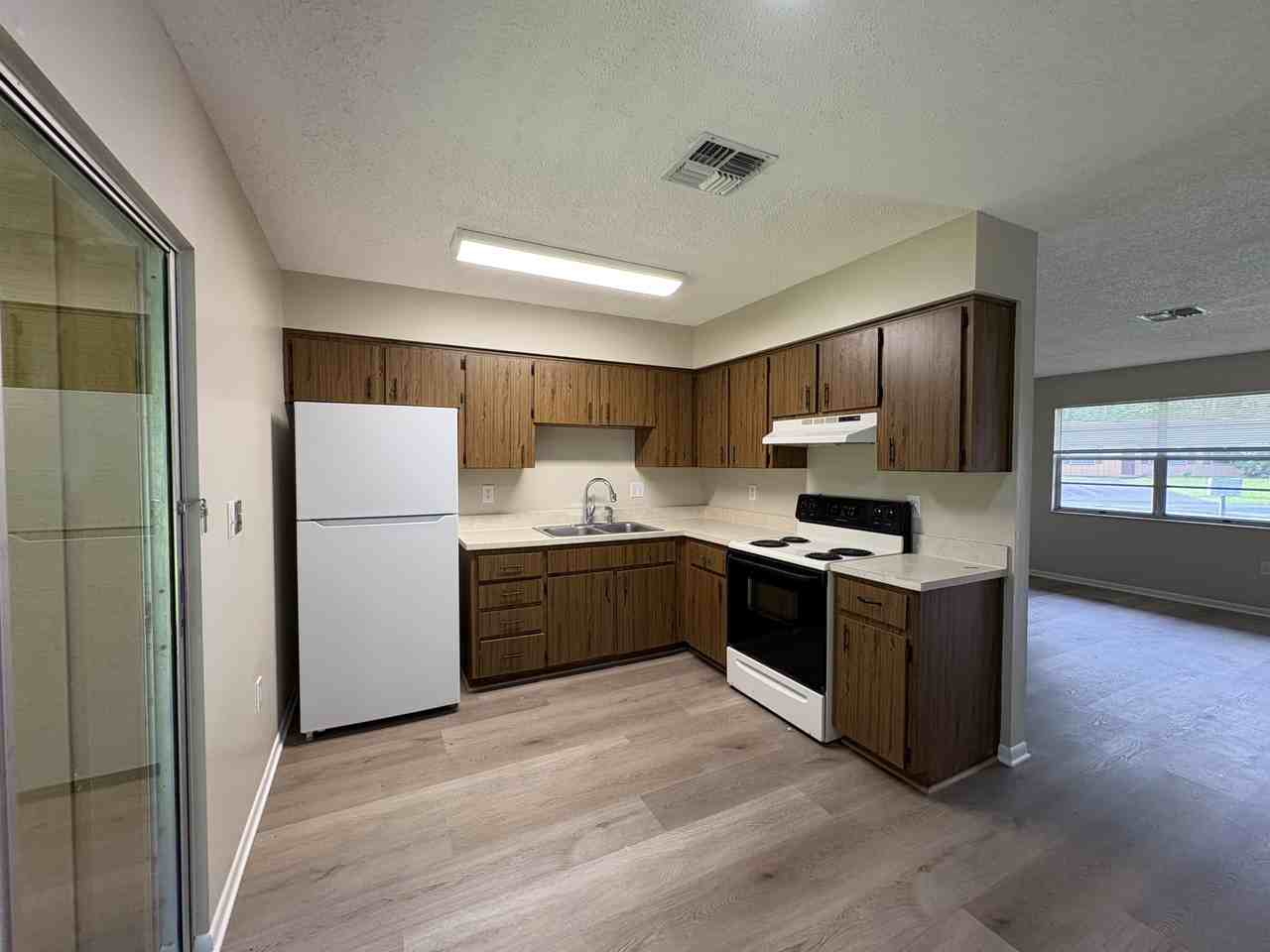 20015 Suncrest Dr - Photo 6 of 12