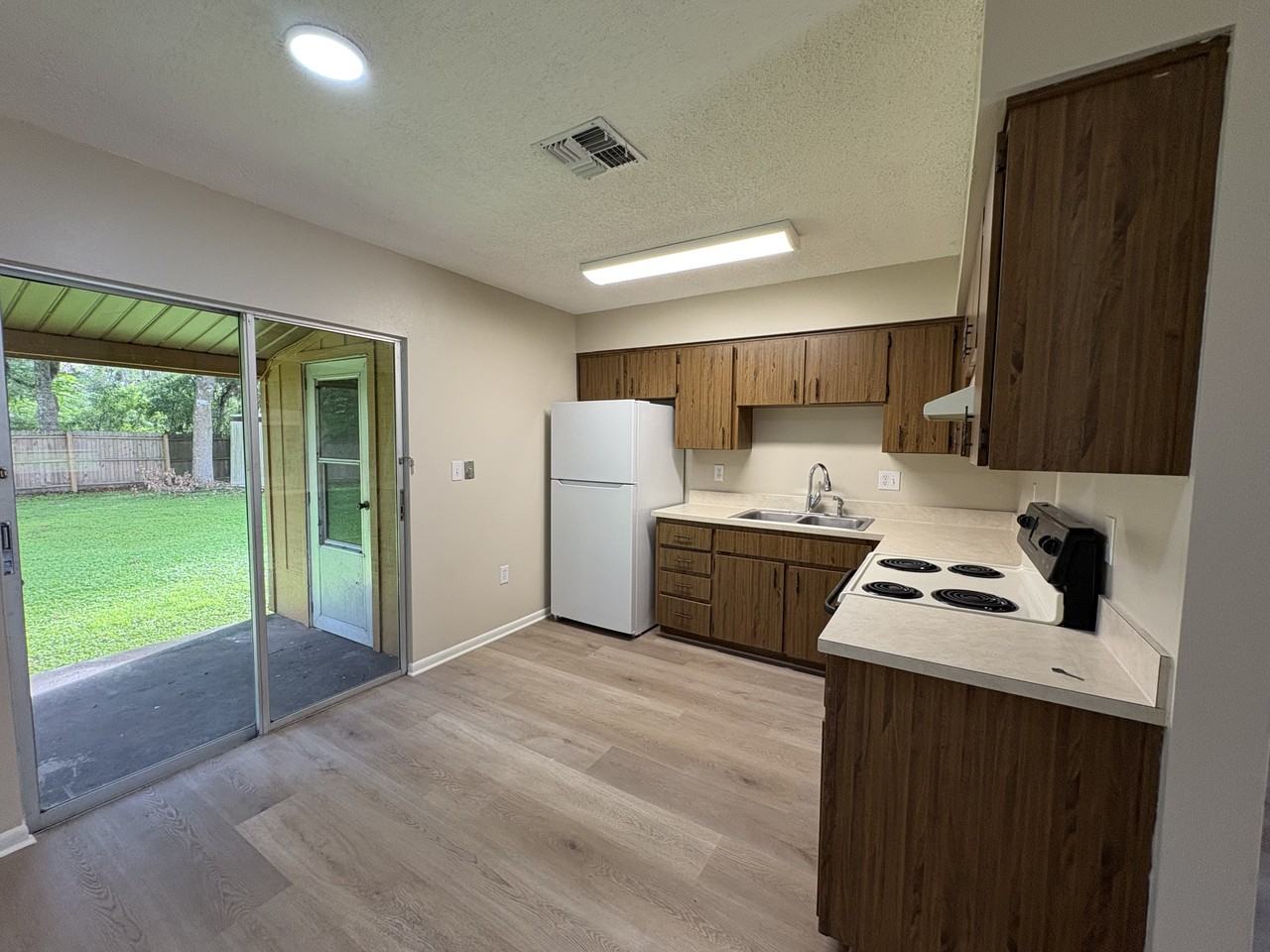 20015 Suncrest Dr - Photo 7 of 12