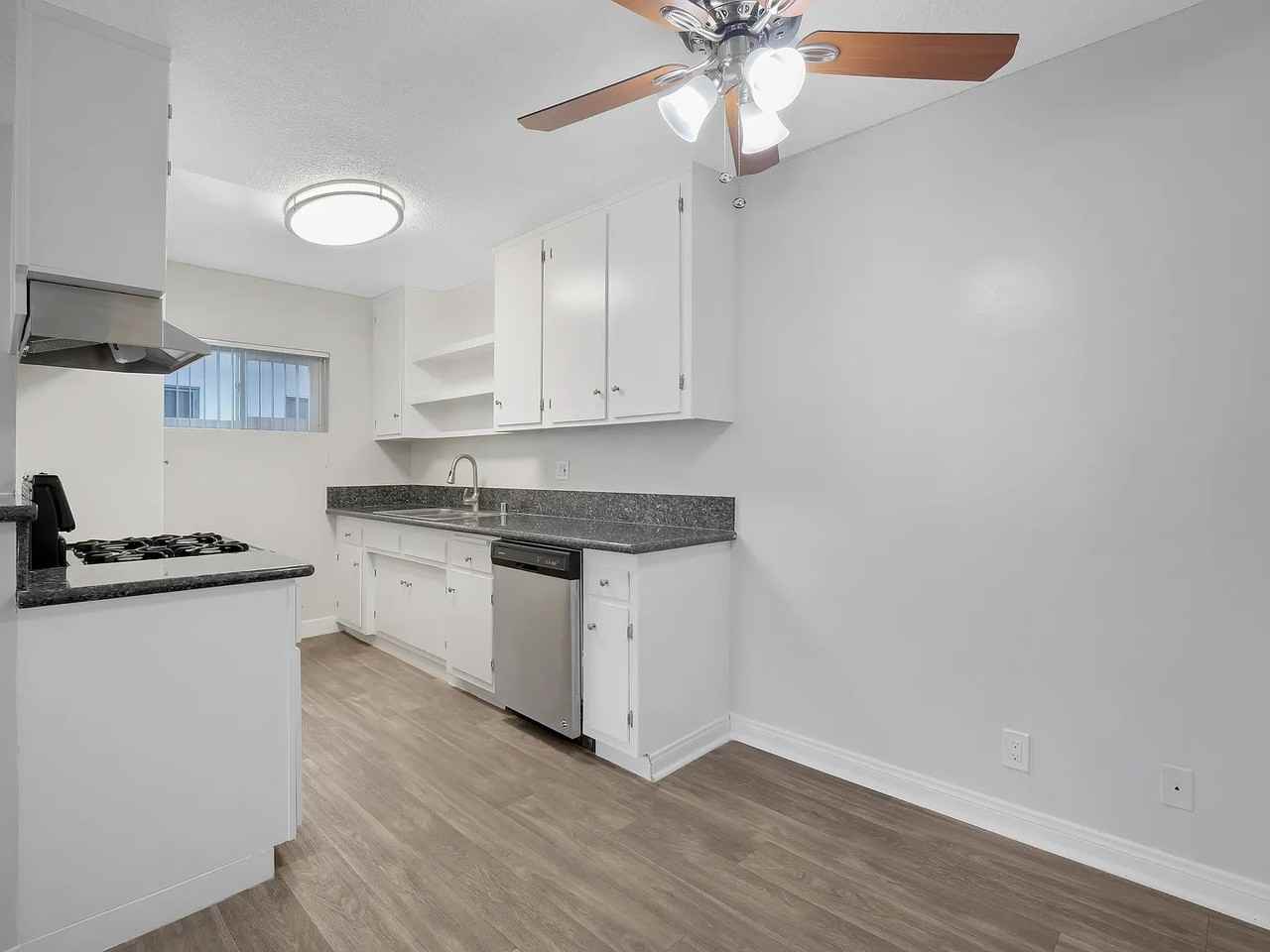 12405 Benedict Ave - Photo 2 of 7