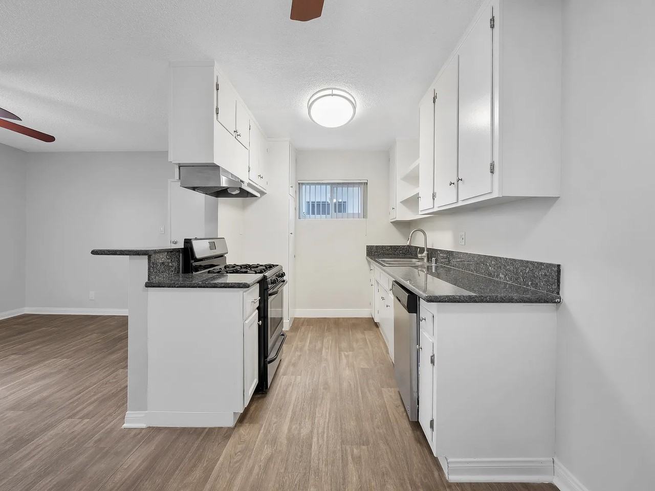 12405 Benedict Ave - Photo 5 of 7