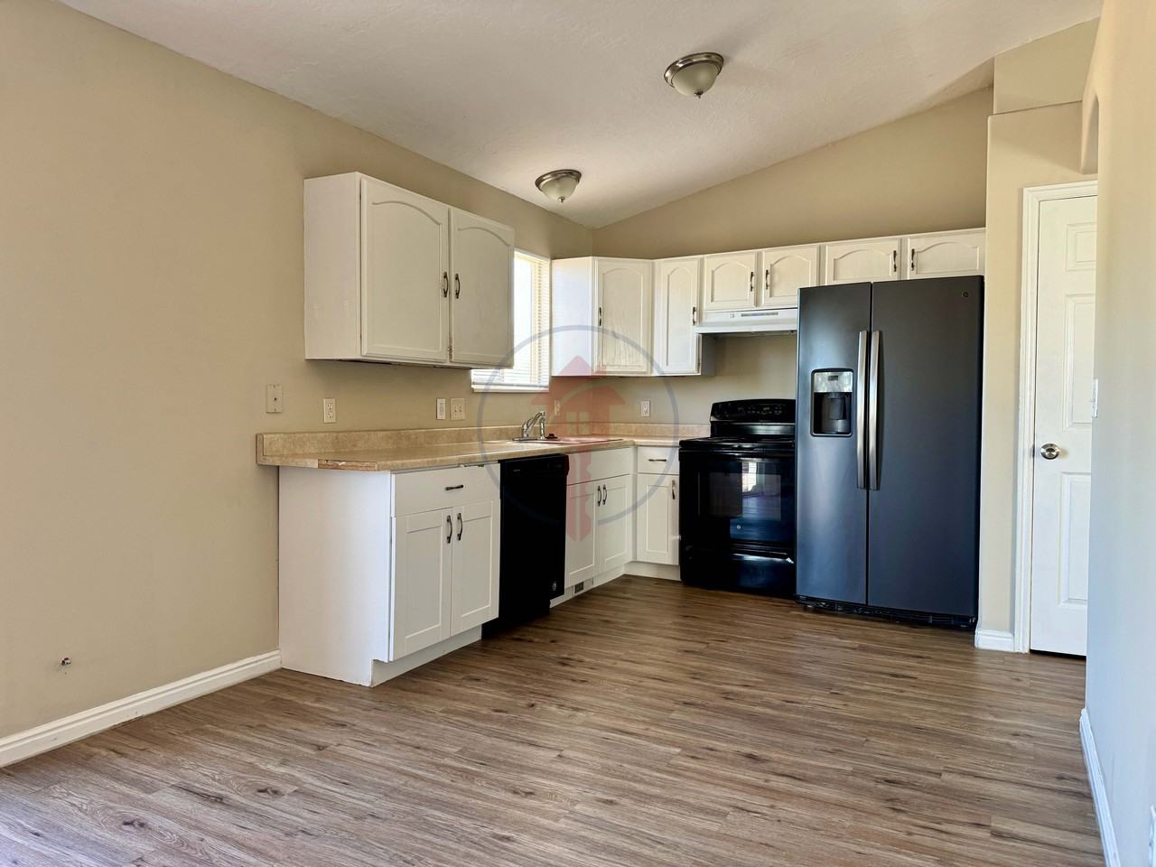 724 Nw - Photo 3 of 20