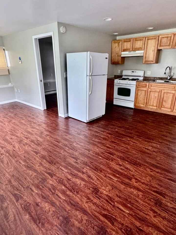 208 1/2 Hartwell Ave - Photo 2 of 8