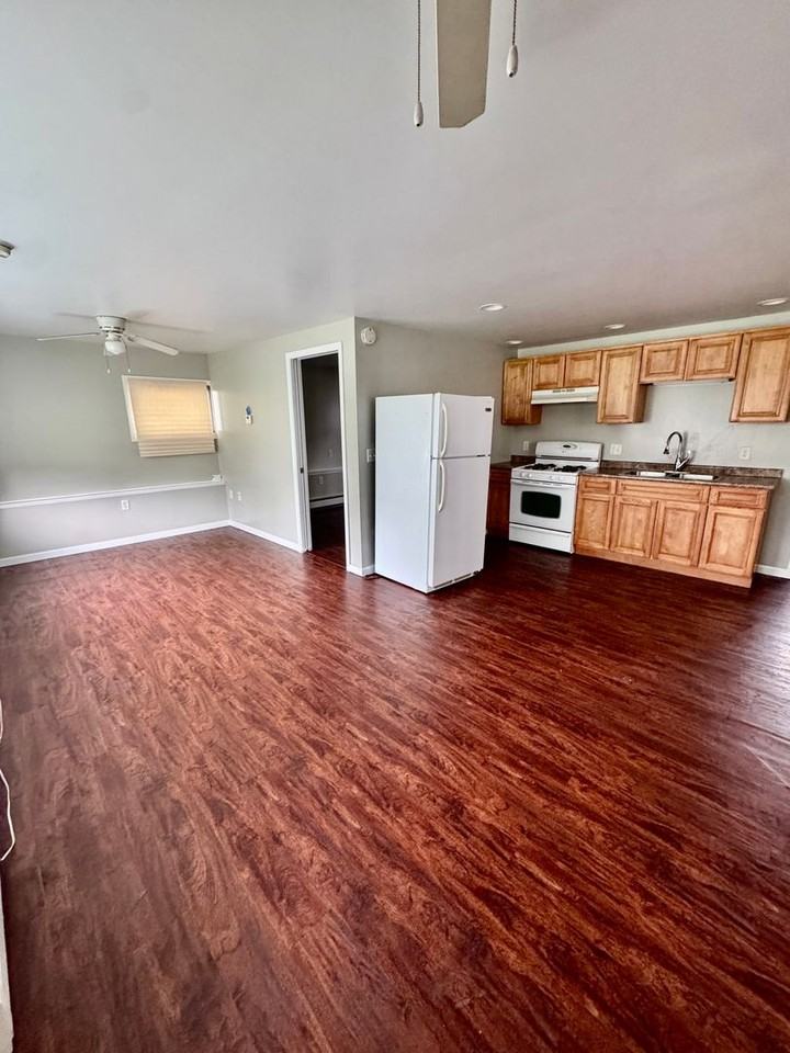 208 1/2 Hartwell Ave - Photo 3 of 8