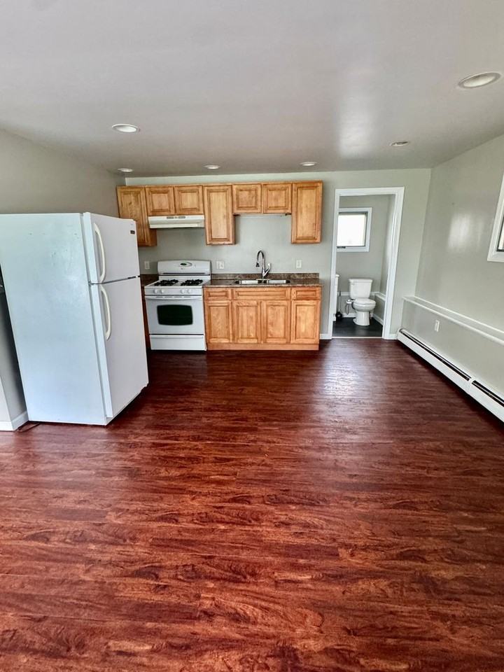 208 1/2 Hartwell Ave - Photo 4 of 8