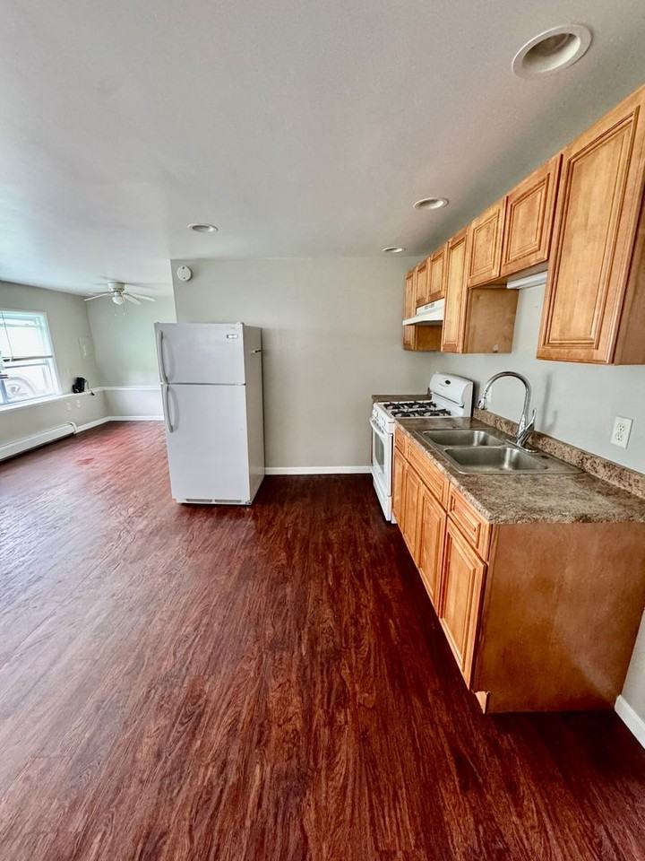 208 1/2 Hartwell Ave - Photo 6 of 8