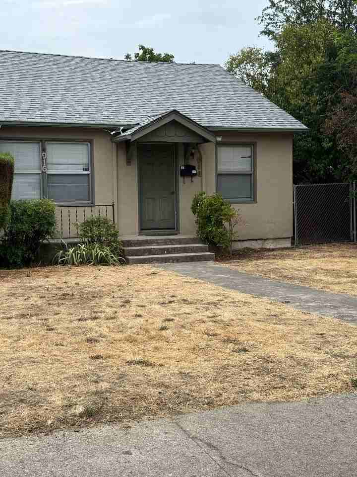 914 W 4th St - Photo 2 of 12