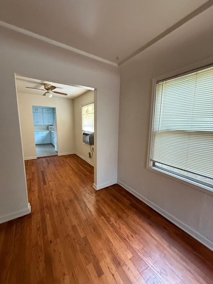 914 W 4th St - Photo 4 of 12