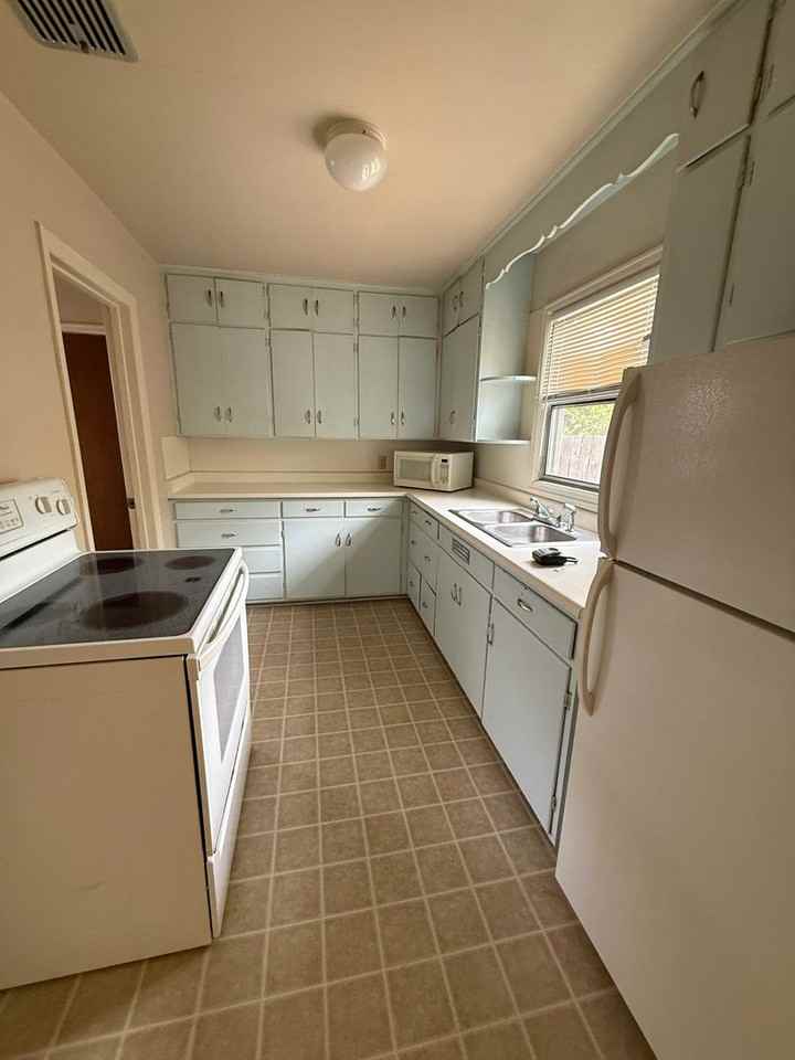 914 W 4th St - Photo 7 of 12