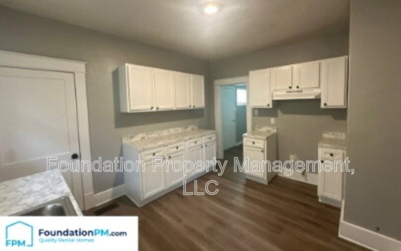 1041 Rosewood Ave - Photo 3 of 13