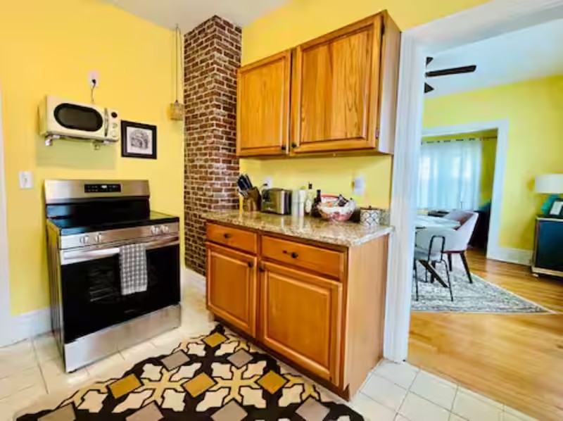 121 College Pl - Photo 3 of 21