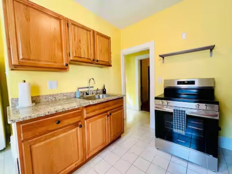 121 College Pl - Photo 4 of 21