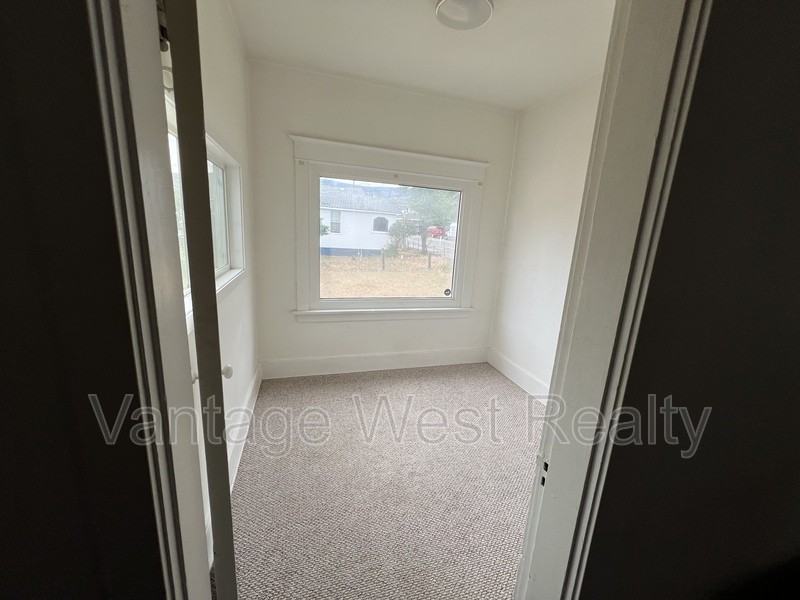 175 Eckhardt Ave W - Photo 2 of 9