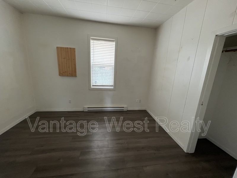 175 Eckhardt Ave W - Photo 3 of 9